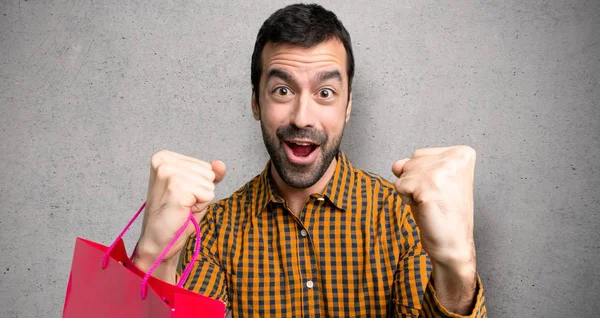 Hombre Con Bolsas Compras Celebrando Una Victoria Posición Ganadora Sobre —  Fotos de Stock