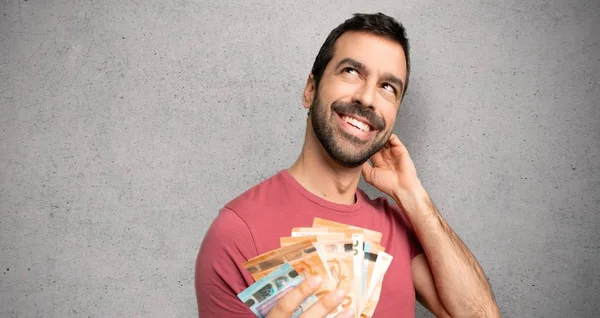 Hombre Tomando Montón Dinero Pensando Una Idea Mientras Rasca Cabeza — Foto de Stock