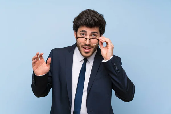 Businessman Isolated Blue Wall Glasses Surprised — Stock Photo, Image