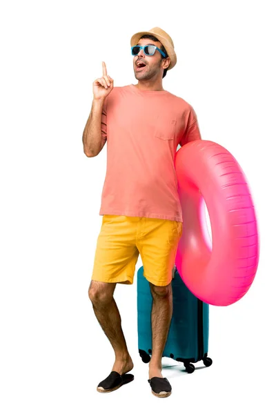 男のフルボディの帽子とサングラスで彼の夏休み立っていると考えアイデアを指差す指上の隔離された背景 — ストック写真
