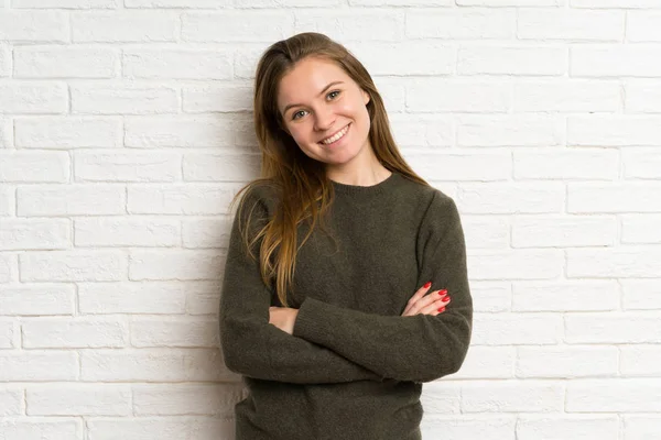 Jovem Mulher Sobre Parede Tijolo Branco Rindo — Fotografia de Stock