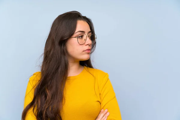 Teenager Mädchen Über Isolierte Blaue Wand Stehend Und Auf Der — Stockfoto