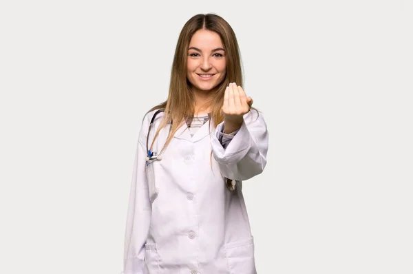 Fiatal Doktornő Aki Meghívja Kezét Örülök Hogy Elszigetelt Szürke Háttérrel — Stock Fotó