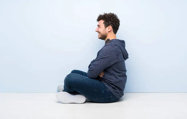 Mladý Muž Sedí Podlaze Boční Poloze — Stock fotografie