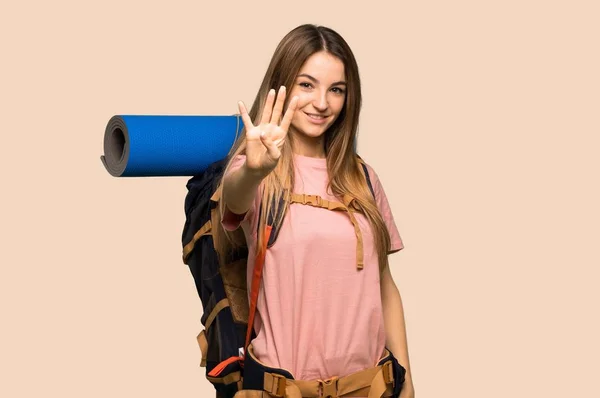 Jovem Mochileiro Mulher Feliz Contando Quatro Com Dedos Fundo Amarelo — Fotografia de Stock