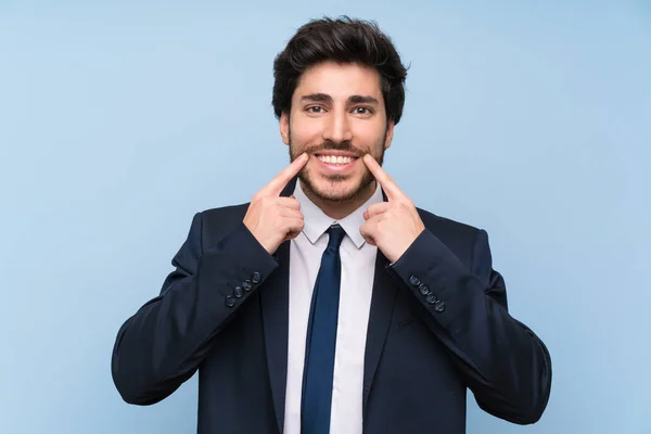 Geschäftsmann Über Isolierter Blauer Wand Lächelt Mit Fröhlichem Und Angenehmem — Stockfoto