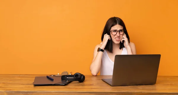 Zakenvrouw Een Kantoor Gefrustreerd Bedekt Oren — Stockfoto