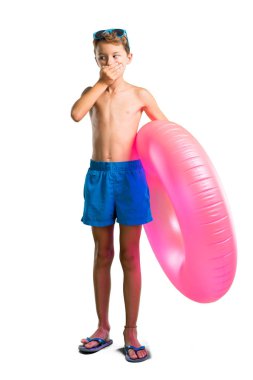 Izole beyaz arka plan üzerinde elleri ile ağız kapsayan yaz tatilinde Çocuk tam uzunlukta bir çekim