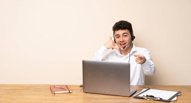 Telemarketer adam telefon jest yapma ve ön işaret