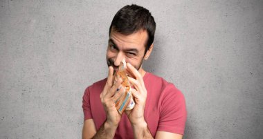 Dokulu duvarın üzerinde bir şeyler çeviren adam çok para alıyor.