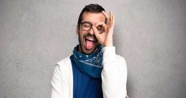 Gözlüklü yakışıklı adam dokulu duvar üzerinde komik ve çılgın yüz duygu yapar