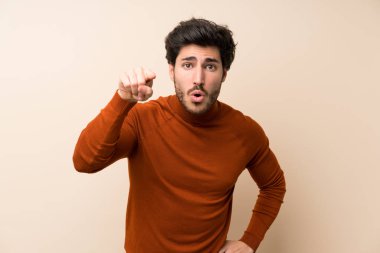 Izole duvar üzerinde Yakışıklı şaşırttı ve ön işaret