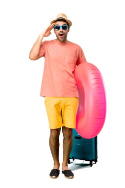 Onun yaz tatilinde şapka ve güneş gözlüğü ile Man tam uzunlukta bir çekim sadece bir şey fark etti ve izole arka plan üzerinde çözüm niyetinde