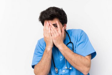 Gözleri kaplayan izole beyaz duvar üzerinde Cerrah doktor adam ve parmaklardan bakarak