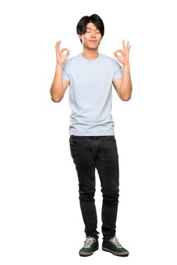 Zen mavi gömlek ile Asyalı bir adam tam uzunlukta bir çekim izole beyaz arka plan üzerinde poz