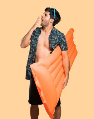 Gövdeleri adam esneme ve izole sarı arka plan üzerinde el ile geniş açık ağız kapsayan