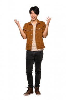Izole beyaz arka plan üzerinde çok gülümseyen kahverengi ceketli Asyalı bir adamın tam uzunlukta bir çekim