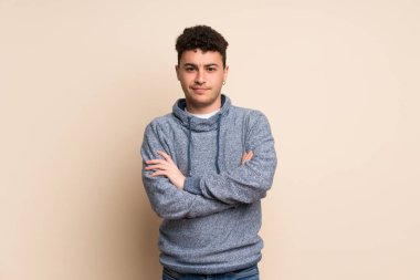 Genç adam kendini izole edilmiş hissediyor.