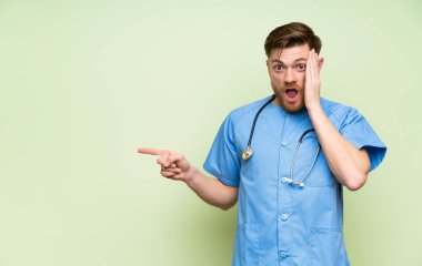 Parmak tarafına işaret ve bir ürün sunma cerrah doktor adam