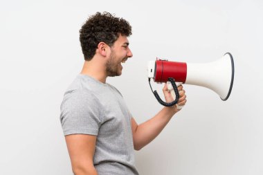Izole duvar üzerinde kıvırcık saçlı adam bir megafon ile bağırıyor