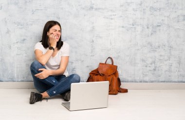 Öğrenci kadın diş ağrısı ile katta oturan