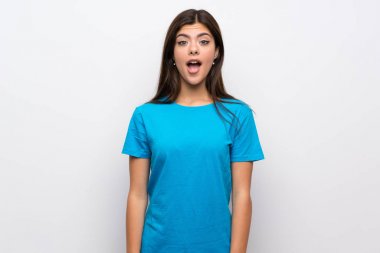 Sürpriz yüz ifadesi ile mavi gömlek ile genç kız