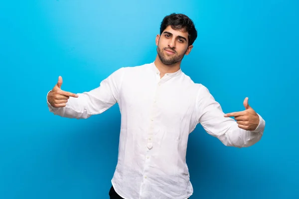 Joven Hombre Sobre Aislado Pared Azul Orgulloso Auto Satisfecho Amor —  Fotos de Stock