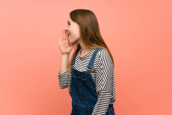 Jonge Vrouw Met Overalls Roze Muur Schreeuwen Met Mond Wijd — Stockfoto