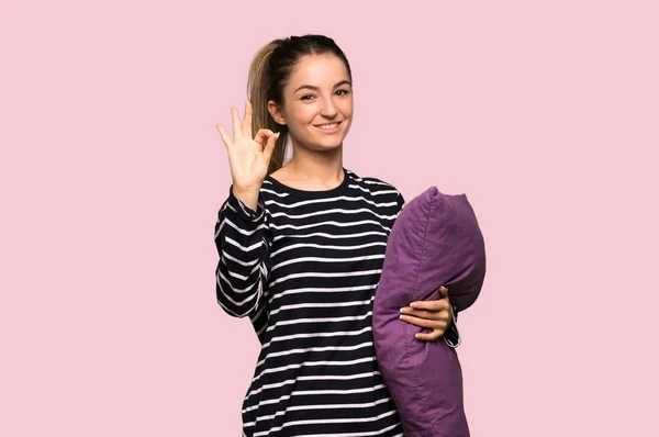 Pretty Kvinna Pyjamas Som Visar Skylt Med Fingrarna Isolerad Rosa — Stockfoto
