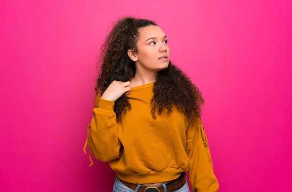 Chica Adolescente Sobre Pared Rosa Con Expresión Cansada Enferma —  Fotos de Stock