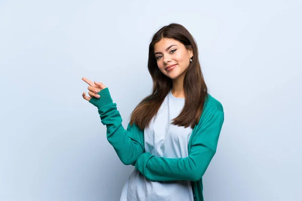 Teenager Mädchen Über Blaue Wand Zeigt Mit Dem Finger Zur — Stockfoto