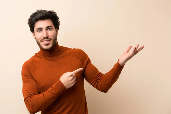 Bello Oltre Parete Isolata Che Estende Mani Lato Invitare Venire — Foto Stock