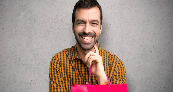 Homem Com Sacos Compras Sorrindo Com Uma Expressão Doce Sobre — Fotografia de Stock