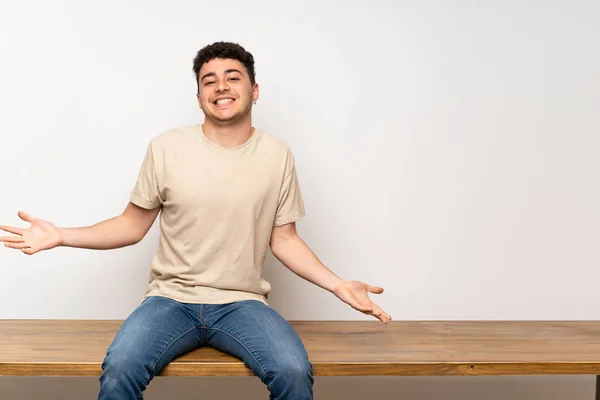 Junger Mann Sitzt Lächelnd Tisch — Stockfoto