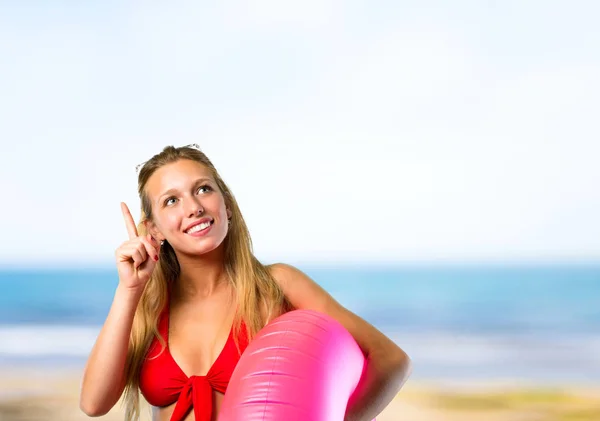 ビーチで考える夏休みのブロンドの女性 — ストック写真