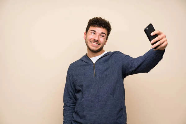 Mann Mit Lockigem Haar Macht Ein Selfie — Stockfoto
