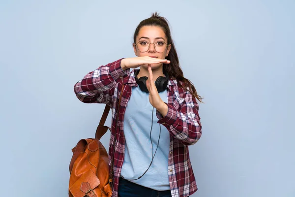 Tiener Student Meisje Geïsoleerde Blauwe Muur Maken Time Out Gebaar — Stockfoto