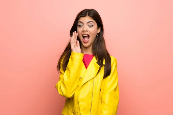 Teenager Mädchen Über Rosa Wand Mit Überraschung Und Schockiertem Gesichtsausdruck — Stockfoto