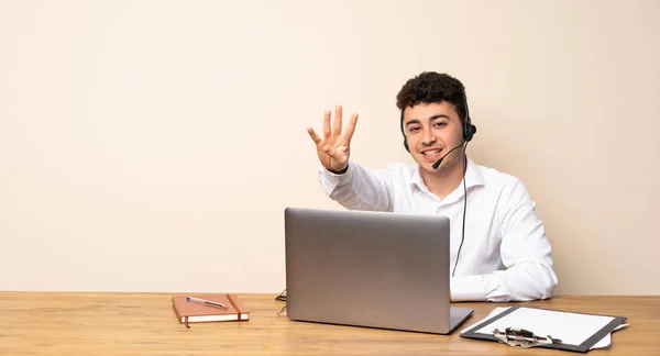 Telemarketer Mann Glücklich Und Zählt Mit Den Fingern Vier — Stockfoto