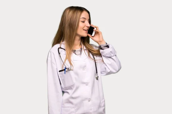 Mladý Lékař Žena Vedení Konverzace Mobilním Telefonem Izolovaném Šedém Pozadí — Stock fotografie