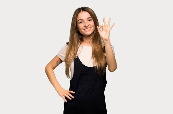 若いです可愛いです女性ショーA Signとともに指で隔離された灰色の背景 — ストック写真