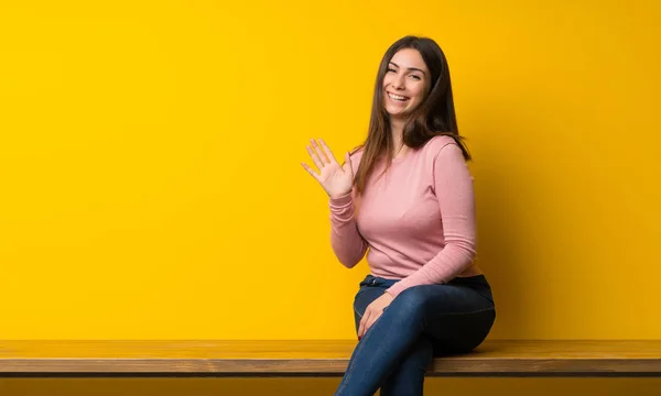 Jonge Vrouw Zitten Tafel Salueren Met Hand Met Gelukkige Uitdrukking — Stockfoto