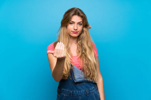 Mujer Rubia Joven Con Monos Sobre Pared Azul Aislada Invitando —  Fotos de Stock