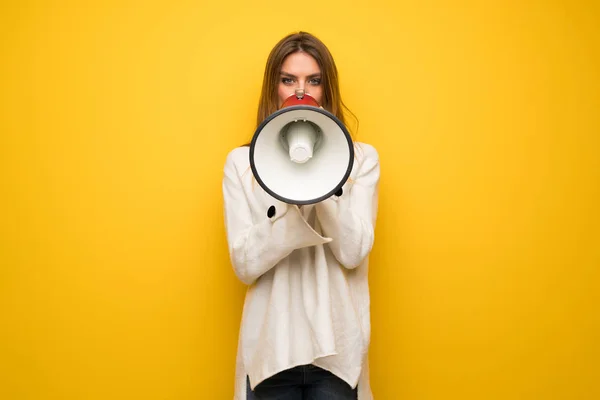 Blonde Vrouw Gele Muur Schreeuwen Door Een Megafone Iets Aan — Stockfoto