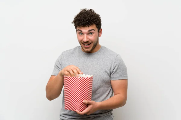 Uomo Con Capelli Ricci Sopra Parete Isolata Mangiare Popcorn — Foto Stock