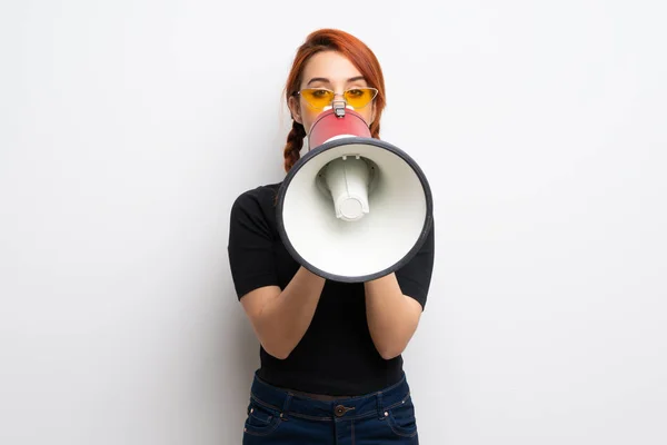 Jonge Roodharige Vrouw Witte Muur Schreeuwen Door Een Megafoon — Stockfoto