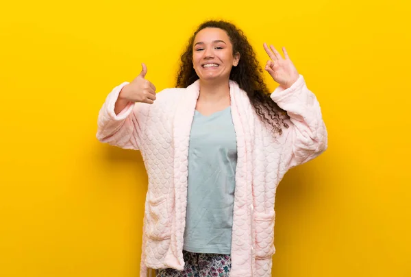 Adolescente Menina Pijama Mostrando Sinal Polegar Acima Gesto — Fotografia de Stock
