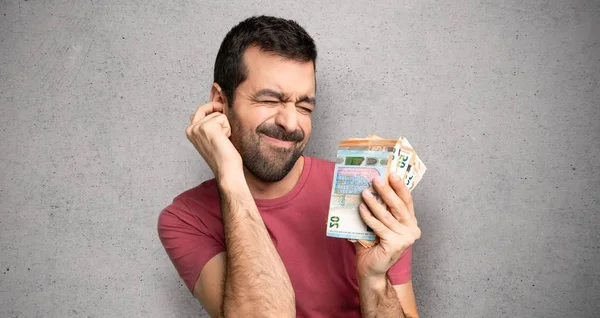 Hombre Que Toma Mucho Dinero Cubriendo Orejas Con Las Manos — Foto de Stock