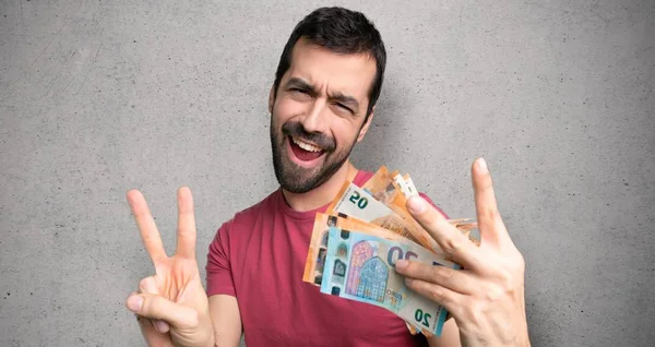 Hombre Tomando Montón Dinero Sonriendo Mostrando Signo Victoria Con Ambas — Foto de Stock