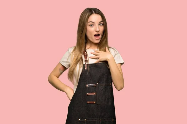 Young Woman Apron Surprised Shocked While Looking Right Isolated Pink — 스톡 사진